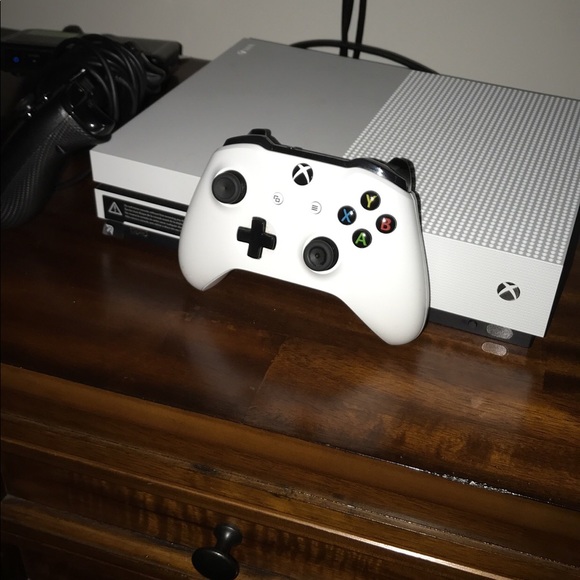 Xbox 1s - Picture 2 of 2